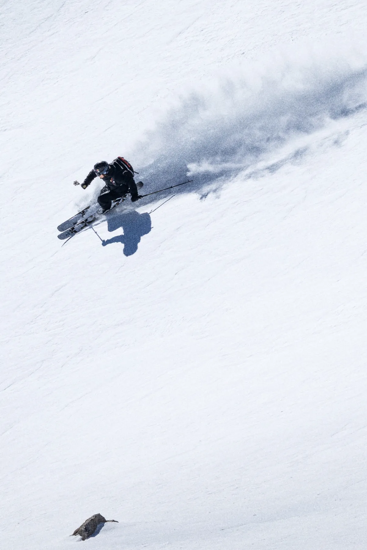 Skiër van bovenaf gezien, in diepe sneeuw
